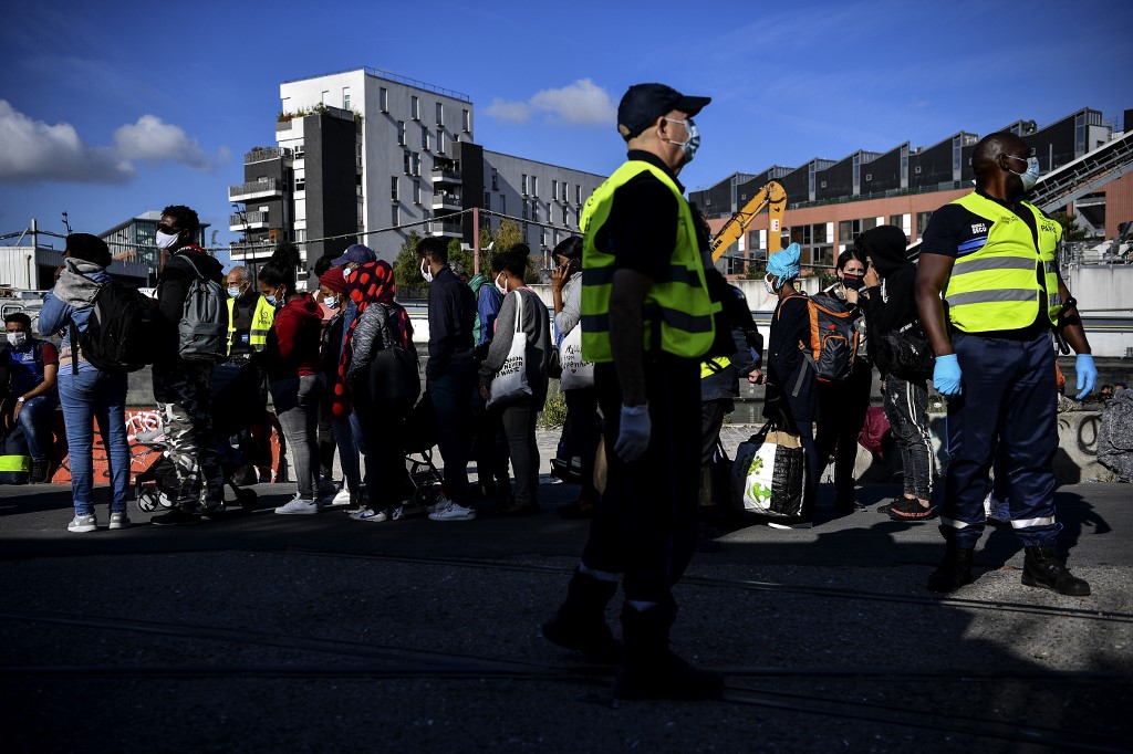 Policía evacúa un enorme campamento de migrantes a las puertas de París