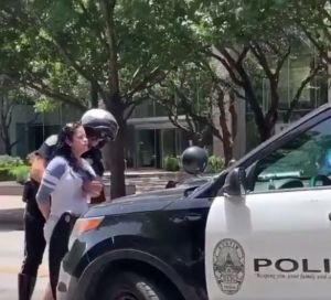 ¡De locura! Policía le mete mano a una mujer mientras la arresta