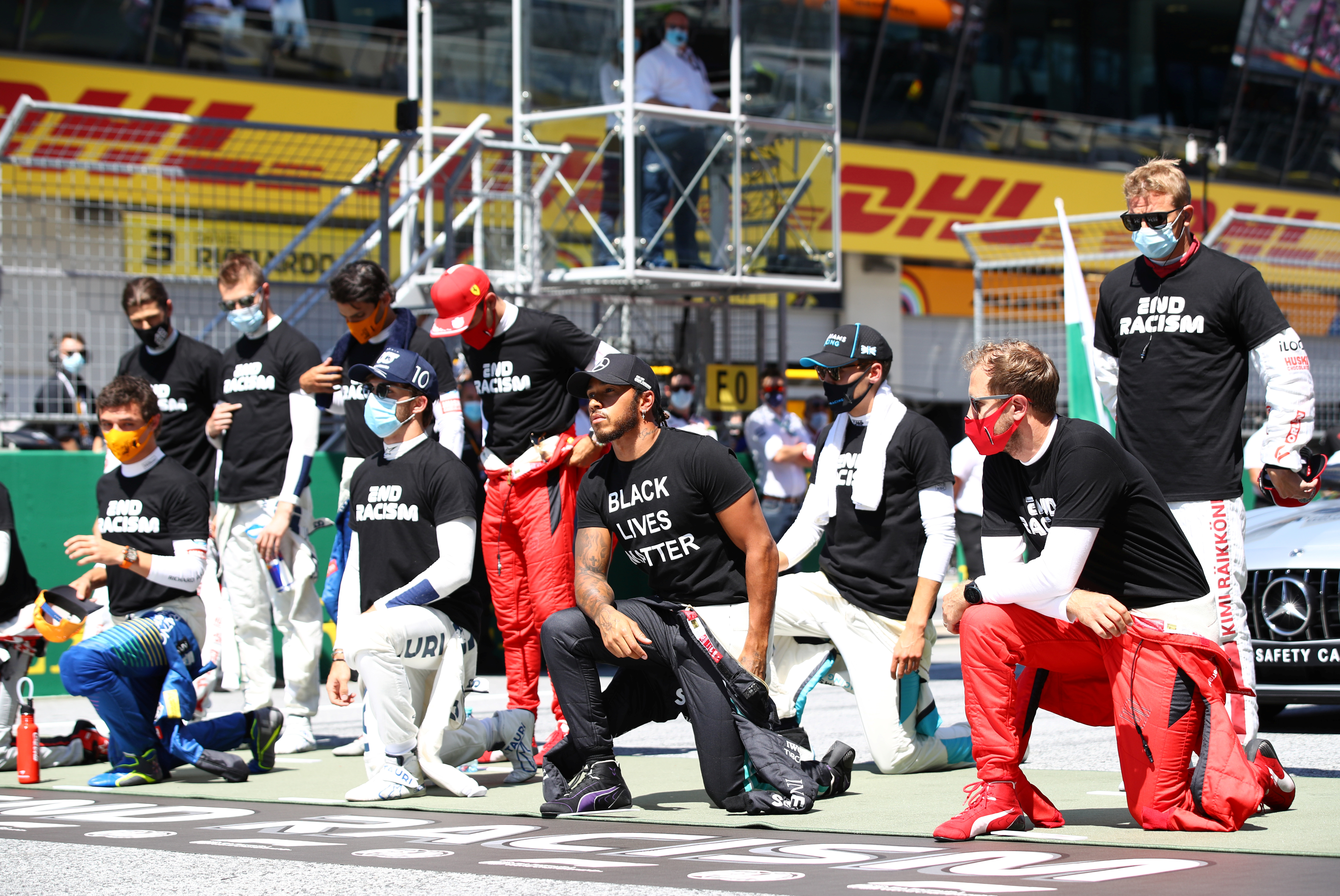 Hamilton y otros pilotos se arrodillan contra el racismo en Austria (Fotos)