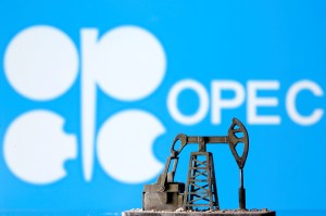 Precio del petróleo cerró al alza con un mercado atento a la reunión de Opep+
