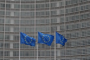 UE negocia con Moderna, BioNtech y CureVac para asegurar acceso a las vacunas