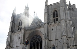 Los bomberos controlan el incendio en la catedral de Nantes
