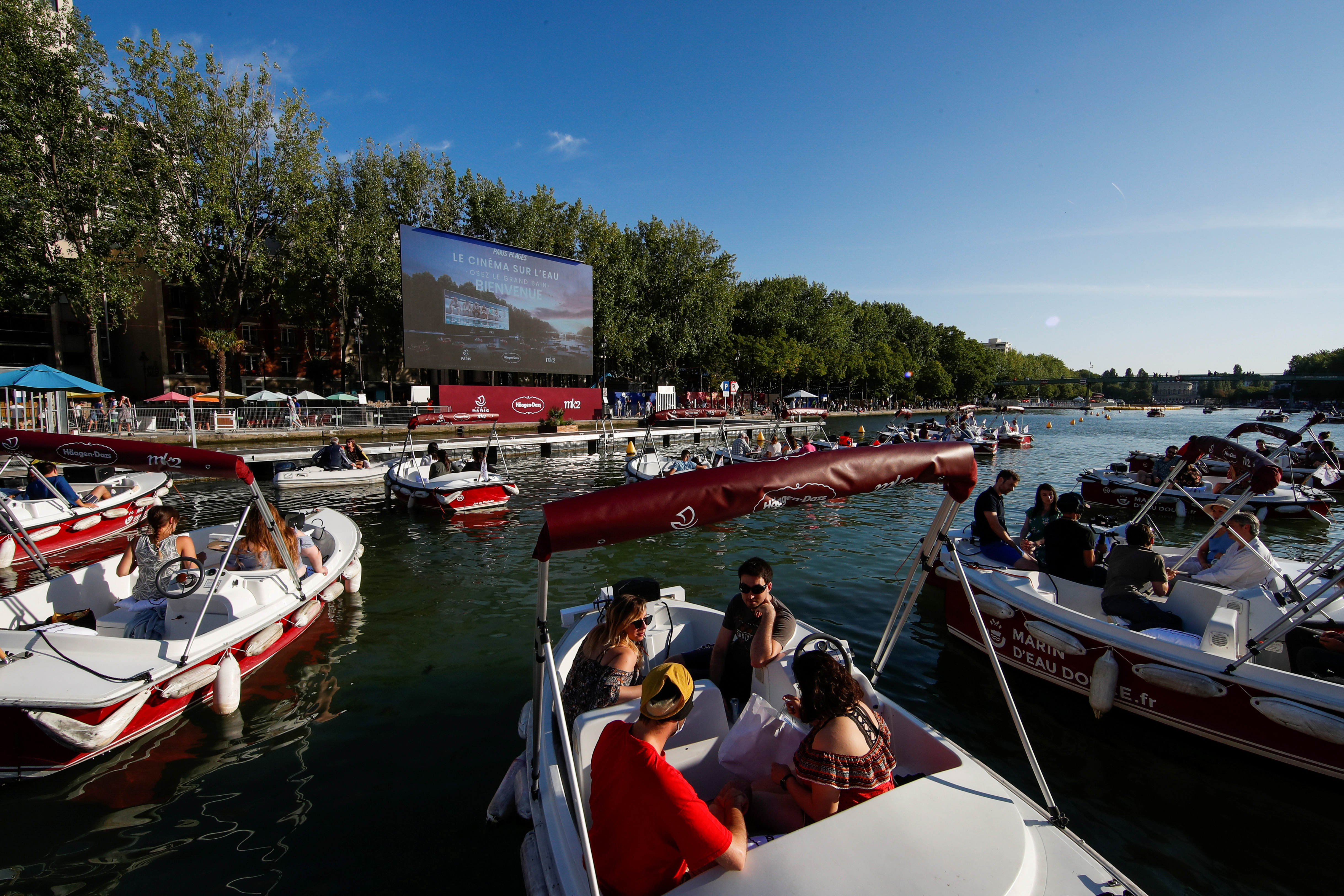 París se reinventa durante la pandemia y convierte el río Sena en un cine (IMÁGENES)