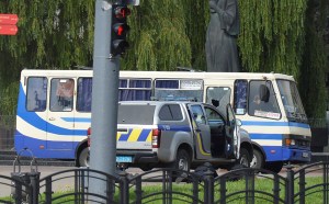 Un hombre con explosivos secuestra en Ucrania autobús con unas 20 personas
