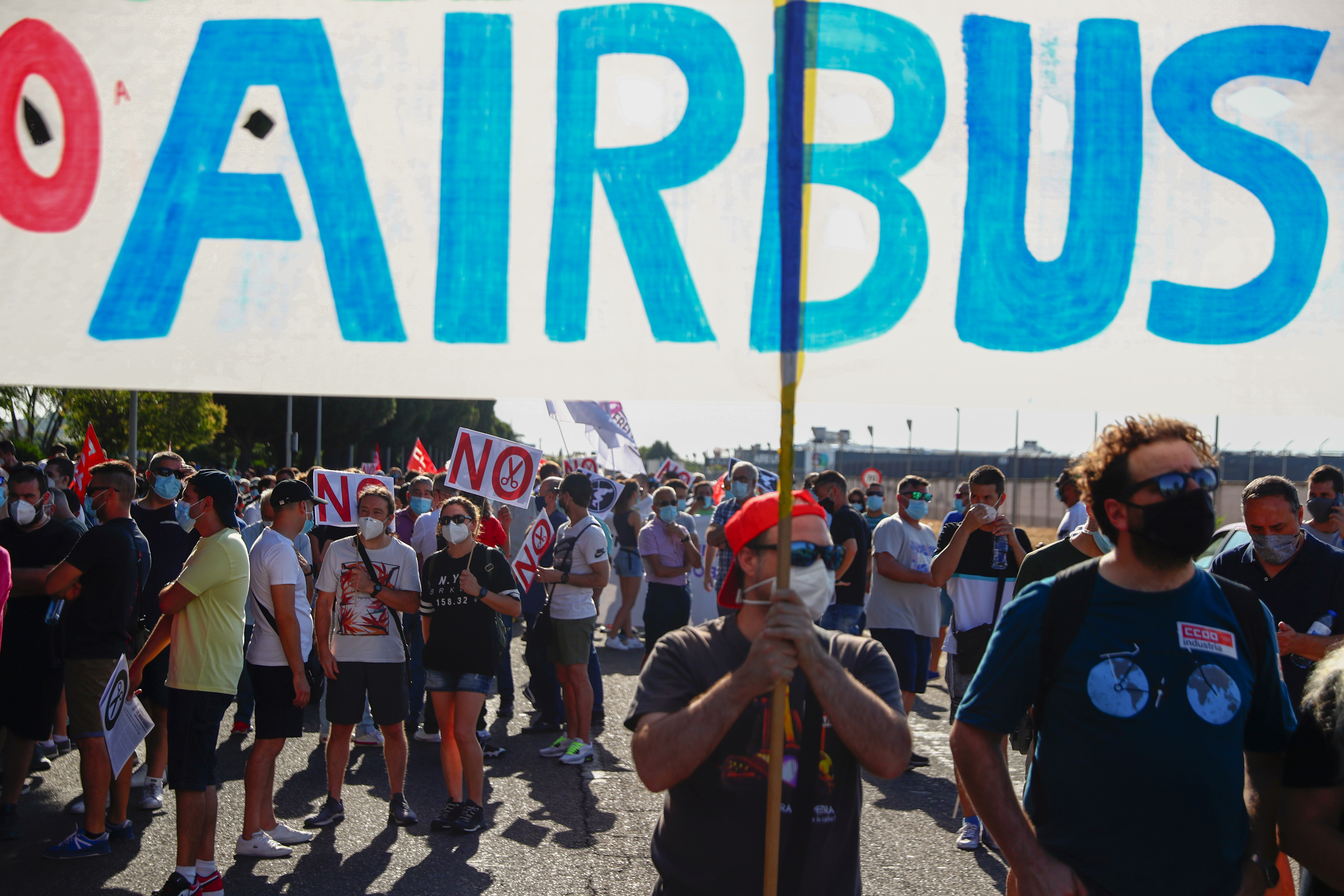 Miles de trabajadores de Airbus en España protestan contra el plan de despidos