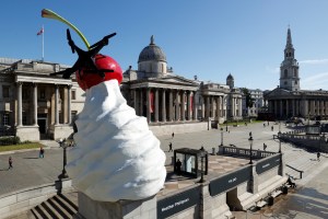 Revelan escultura de cereza gigante con crema, mosca y dron en Trafalgar Square de Londres