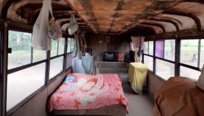 Familia que espera por una vivienda, sobrevive dentro de un bus escolar en Guanare (Video)