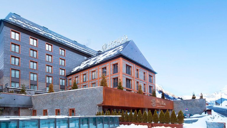 Así es el impactante hotel que compró Lionel Messi en el lugar más exclusivo de esquí en España