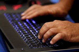 Par de hackers tras las rejas en Zulia: robaban cuentas de redes sociales para ofertar dólares