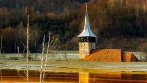 El llamativo lago tóxico de una aldea en Rumania que parece imposible de reponer (FOTOS)
