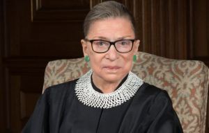 Jueza de Corte Suprema de EEUU Ginsburg recibe tratamiento por recurrencia de cáncer