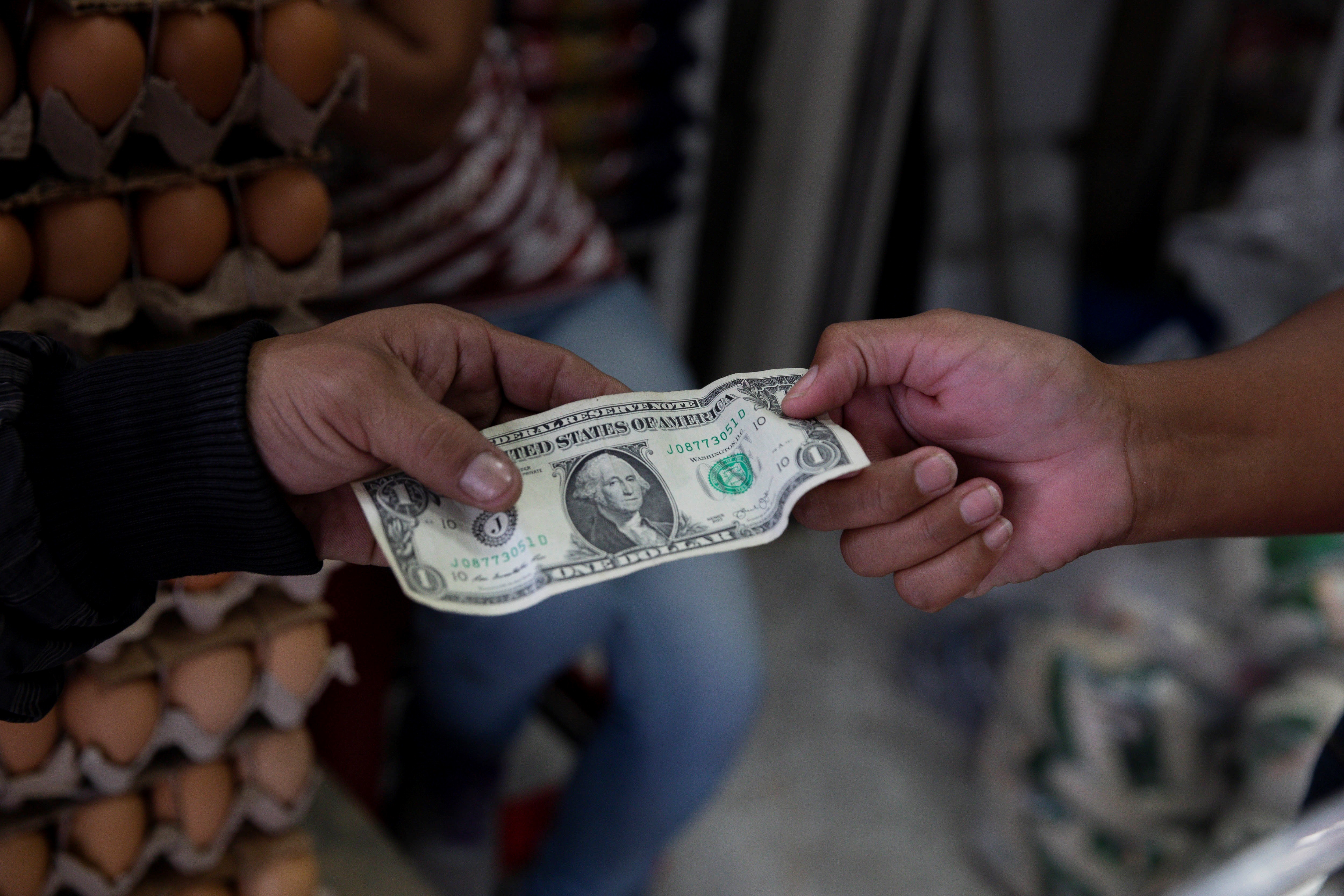 Venezuela y su dramática alza de precios: Cinco dólares se van en estos cuatro productos
