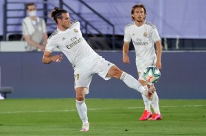 ¡Insólito! Gareth Bale se quedó… DORMIDO en pleno juego del Real Madrid (FOTO)
