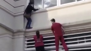 La “mujer araña”: Escaló por las paredes de un hospital para ver a un familiar con Covid-19 (Video)