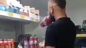 ¡Inconsciente! Probaba jugos y los volvía a dejar en los estantes de una tienda en Colombia (Video)