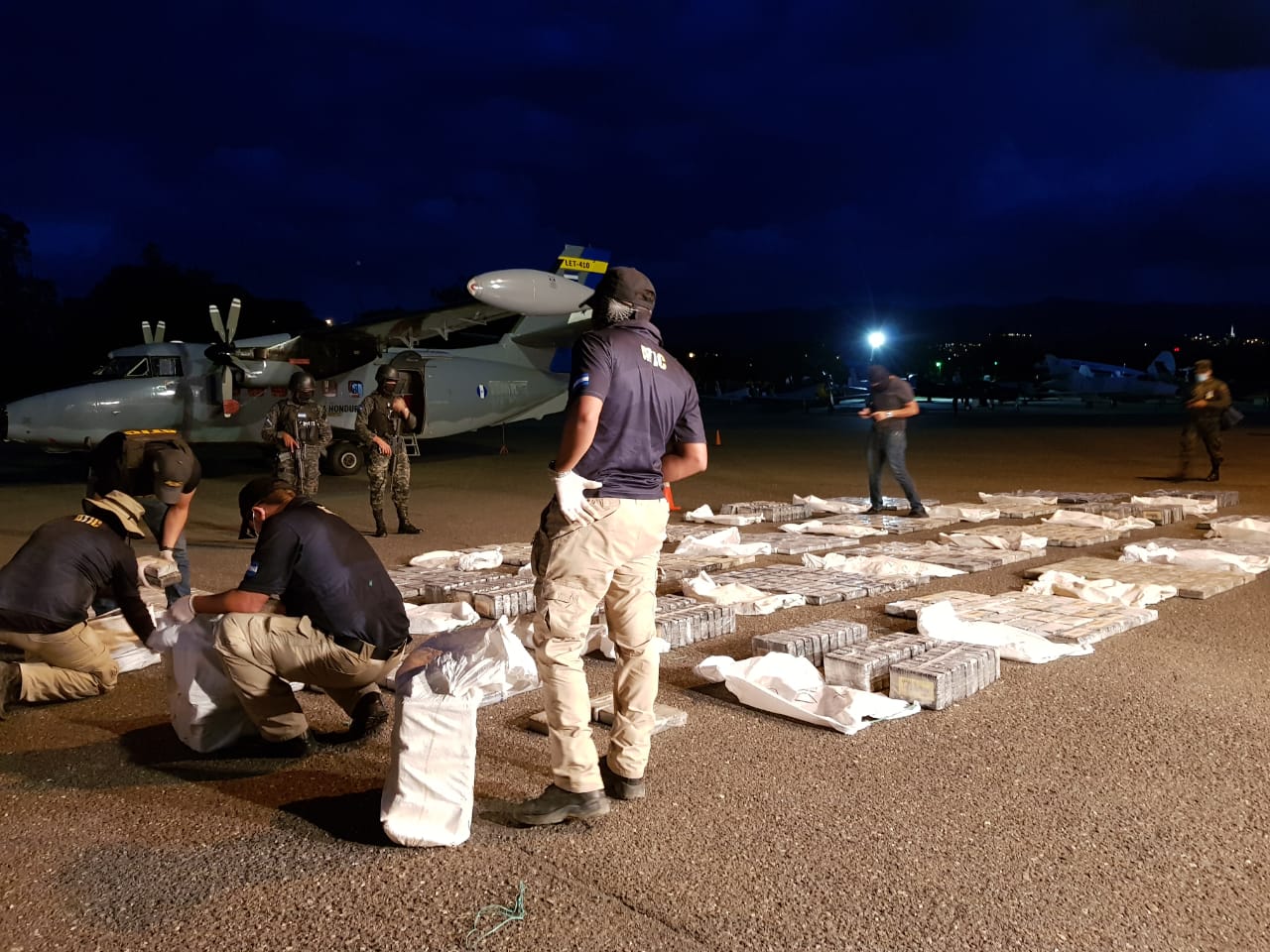 Avión interceptado por militares en Honduras cargado de cocaína partió desde Venezuela (FOTOS)