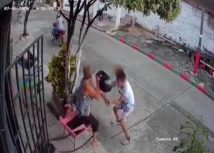 ¡VIRAL! Abuelita se envalentonó y le cayó a golpes con un casco a ladrón que le robó el teléfono (VIDEO)