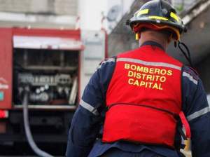 En Higuerote, bomberos apagaron un incendio con agua de lluvia estancada (Video)