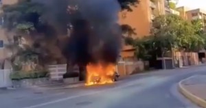 EN VIDEO: Un carro se incendió en los alrededores del Hotel Embassy de Chacao #31Jul