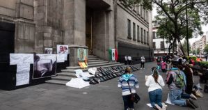 VIDEO: Graban cómo presuntos miembros del Cártel del Noreste extorsionan a conductores en México