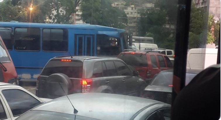 La INTERMINABLE cola para salir de Caricuao a causa de una alcabala este #2Jul (Fotos y video)