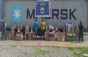 Dos hombres se robaban la mercancía de los contenedores en La Guaira