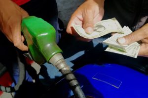¿Viajes de larga distancia en Venezuela? Conoce cuánto deberás “bajarte de la mula” para reponer gasolina