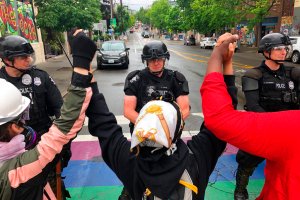 Decenas de arrestos en Seattle luego de desmantelar zona libre de Policía (Videos)