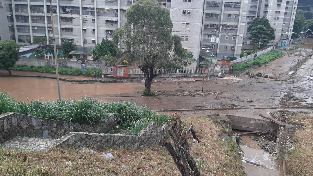 Calles de Caricuao quedaron embarradas tras lluvias causadas por la depresión tropical (Fotos y Videos)