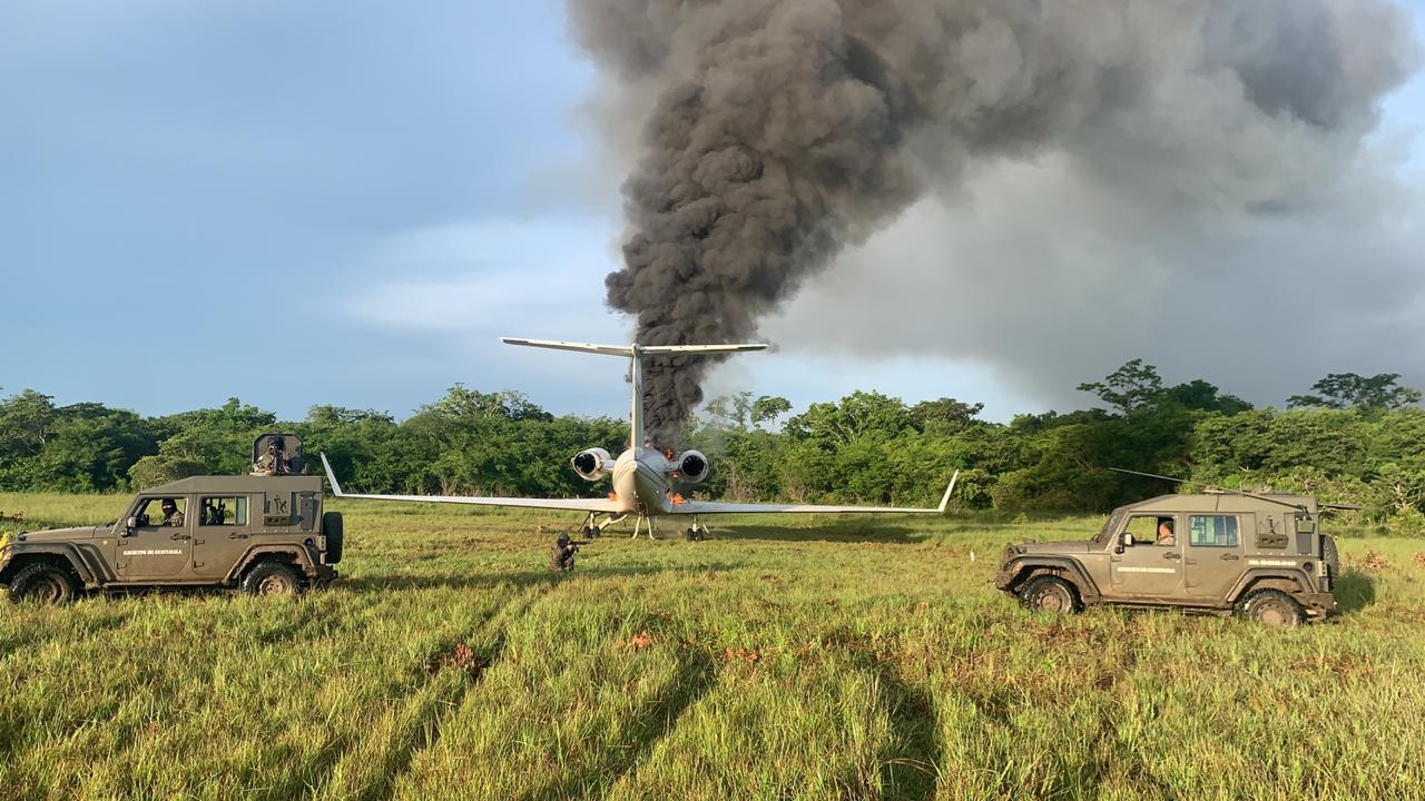 EN FOTOS: Ejército de Guatemala localizó presunta narcoavioneta, drogas y vehículos quemados