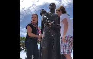 Venezolanos quitaron un graffiti en estatua de Simón Bolívar tras ser vandalizada en Miami (Video)
