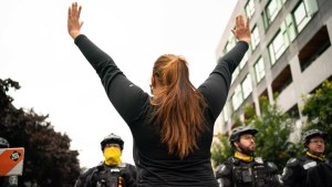 Hombre chocó contra manifestantes y dejó 2 mujeres gravemente heridas en Seattle