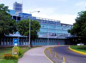 Pacientes oncológicos del Hospital Universitario de Maracaibo denuncian falla del ascensor (Video)