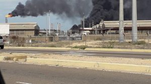 Reportan intensa humareda en refinería Cardón (FOTOS)