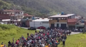 No es un campo de concentración: Así motorizados esperan por combustible en Sabaneta sin aislamiento social #1Jul (Foto)