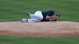 Lanzador estelar de los Yankees terminó hospitalizado por un pelotazo en juego de práctica (VIDEO)