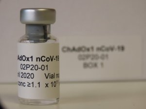 Reguladores británicos aprueban la vacuna de Oxford contra el coronavirus