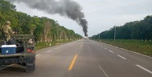 VIDEOS: Una aeronave se desploma y se incendia en una carretera en México