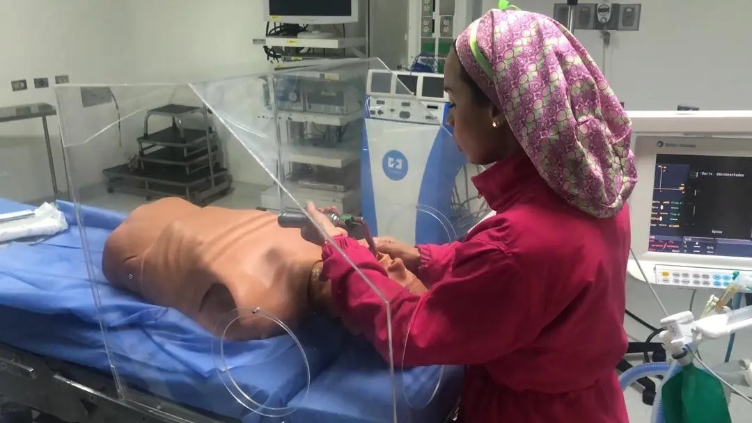 Cooperación USB y Hospital de Clínicas Caracas: Diseñan cubo de vida para proteger a personal de salud del Covid-19