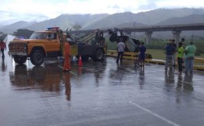 Al menos dos vehículos cayeron al vacío en el viaducto La Cabrera