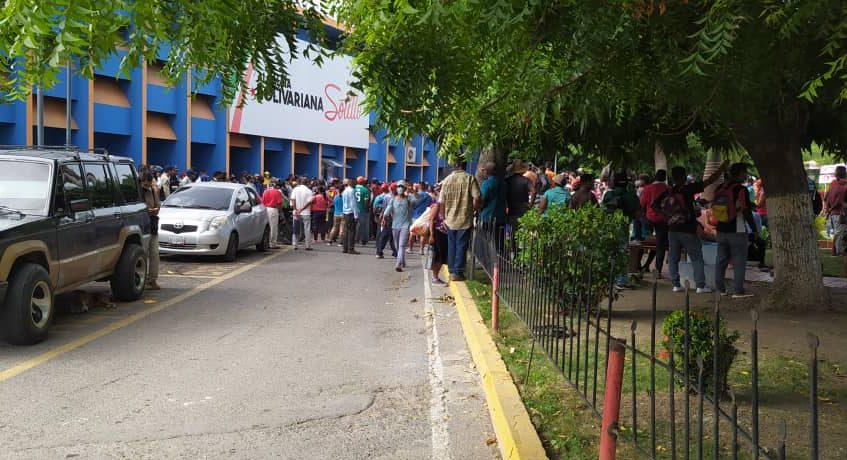 EN FOTOS: Comerciantes protestaron cierre del mercado en Puerto La Cruz