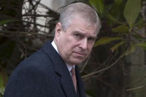 Defensa del príncipe Andrés disputa recibir una citación judicial, según BBC