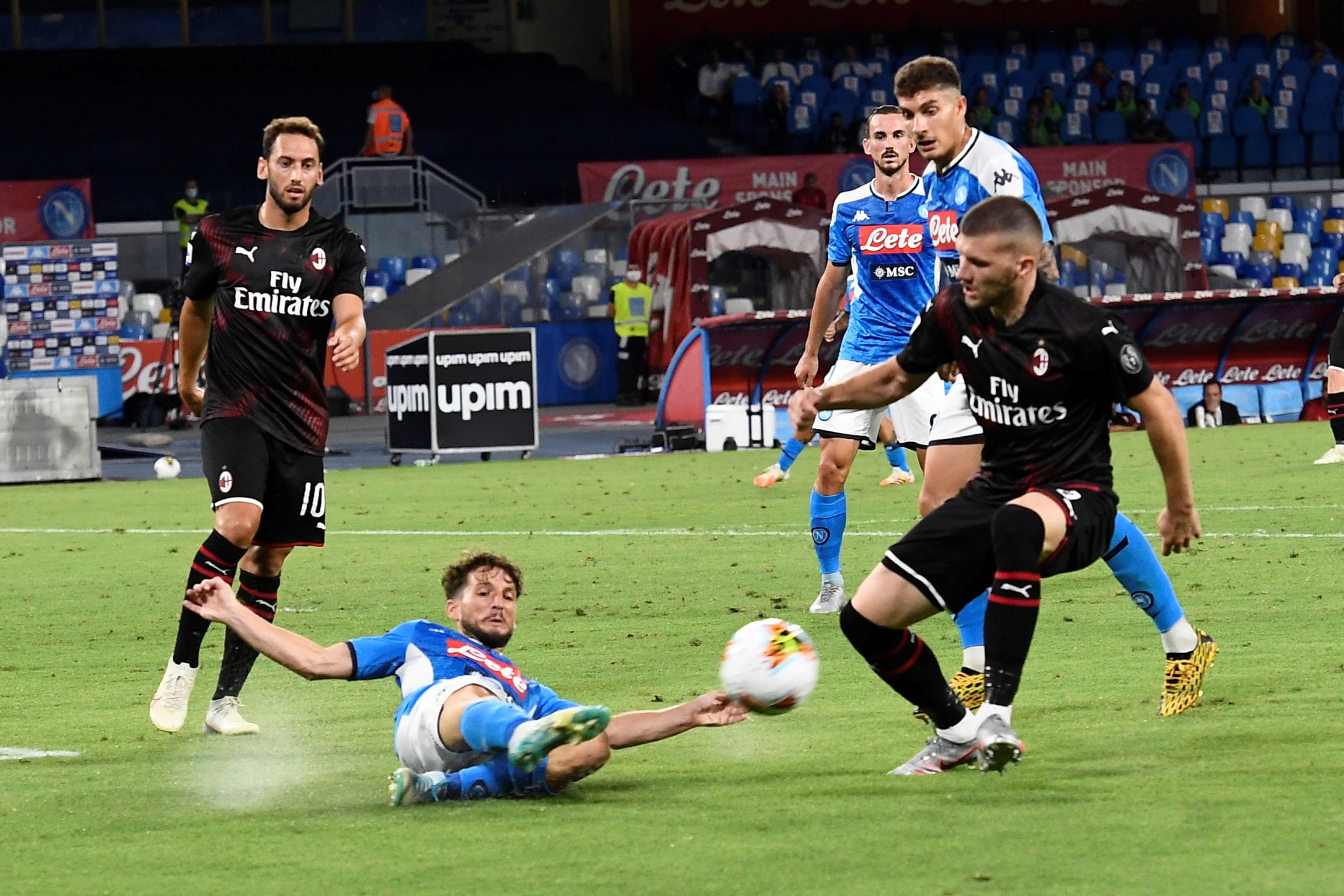 Nápoles y Milan firmaron un empate que solo beneficia a la Roma