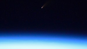 Cosmonauta captó el cometa más brillante de los últimos siete años cuando pasaba cerca de la Tierra (Fotos)