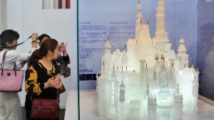 Dos niños rompen la escultura de cristal más grande del mundo
