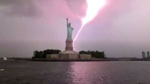 El espectacular momento en que un rayo impactó contra la Estatua de la Libertad (VIDEO)