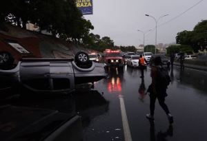 Camioneta se volcó en la autopista Francisco Fajardo a causa de las lluvias este #25Jul (Fotos)