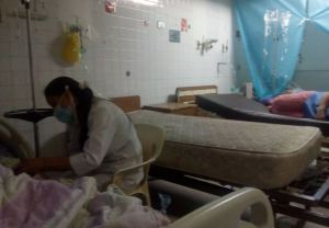 Pacientes están aislados y casi a oscuras en el hospital Patronicio Peñuela Ruíz de San Cristóbal (Fotos)