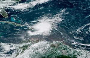 Isaías ahora es un huracán de categoría 1 y se dirige al este de Florida
