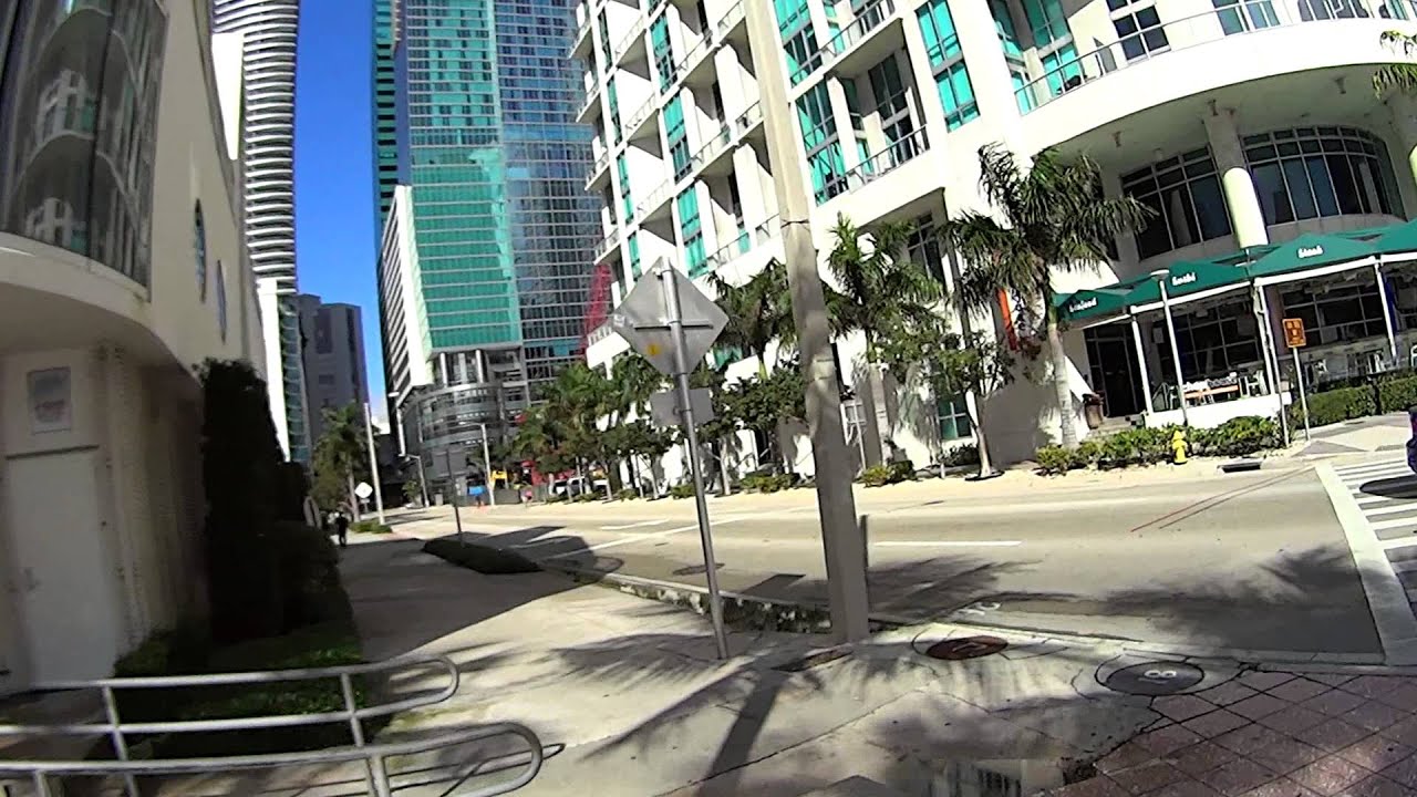 Policía busca a dos hombres acusados ??de agredir a agentes en el centro de Miami